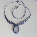 Collier bleu/gris en micro-macramé avec un quartz rose 